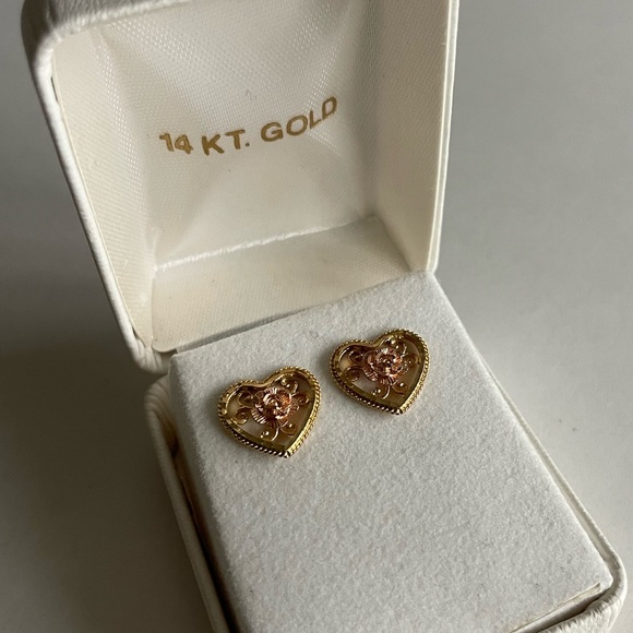 Jewelry - NWT vintage 14 carat gold filigree heart stud earrings rose gold rosette center